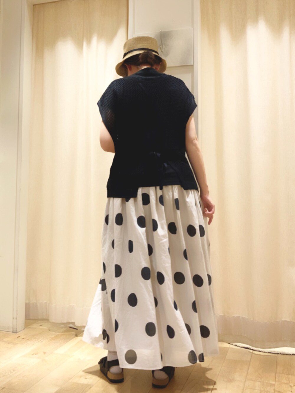 ブラック系のTシャツ/カットソー、ベージュ系のスカート、ブラック系のベストを着用したレディースの夏コーディネートの3枚目の写真