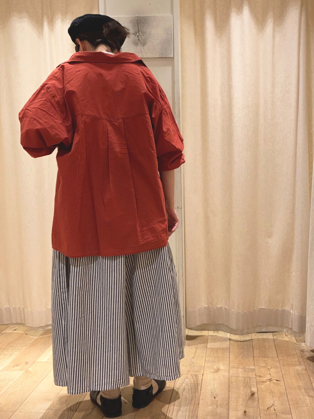 レッド系のシャツ/ブラウス、ホワイト系のTシャツ/カットソー、ブラック系のパンツを着用したレディースの春コーディネートの3枚目の写真