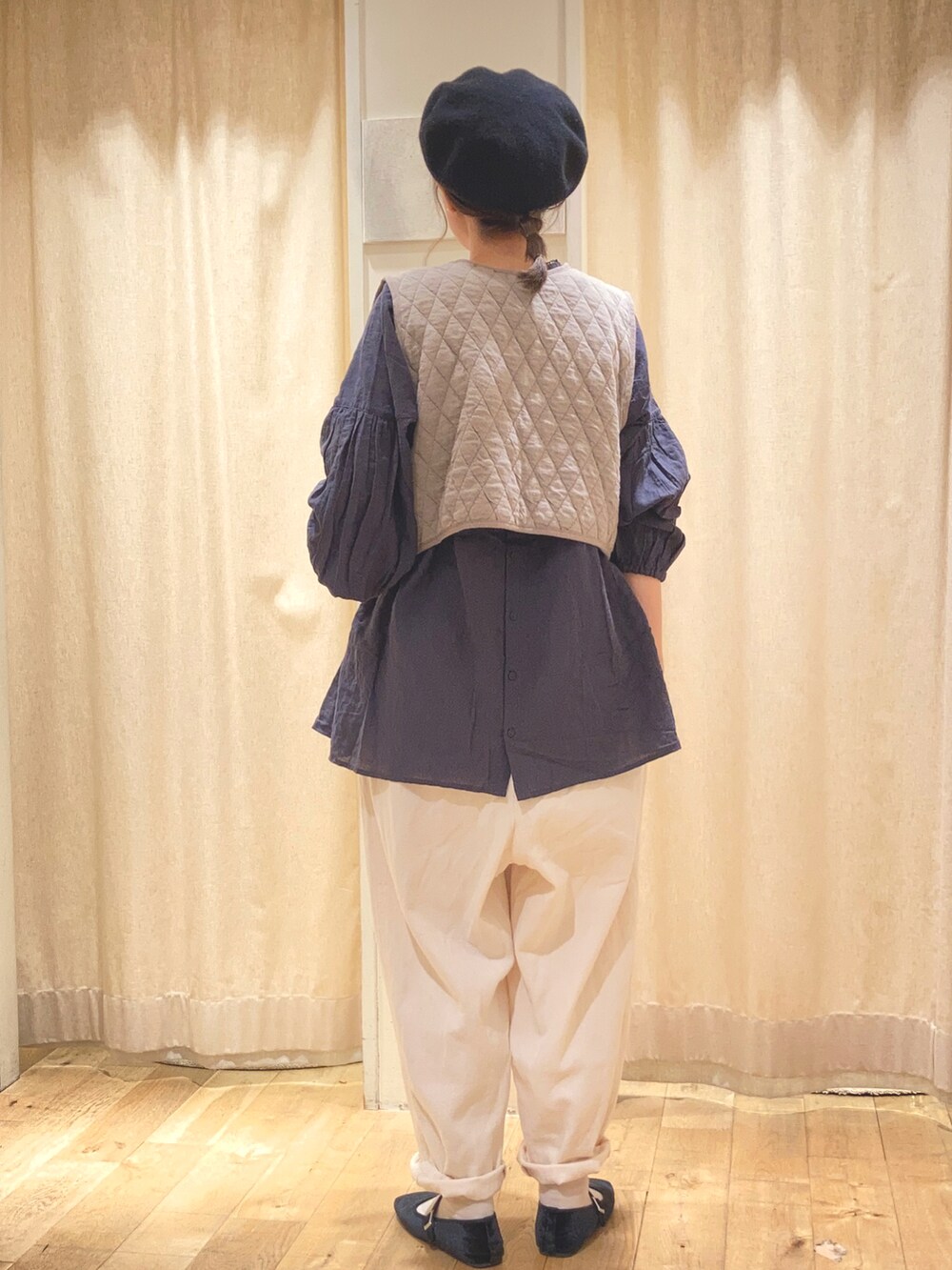 ベージュ系のベスト、ブラック系のシャツ/ブラウス、ホワイト系のその他パンツを着用したレディースの秋コーディネートの3枚目の写真