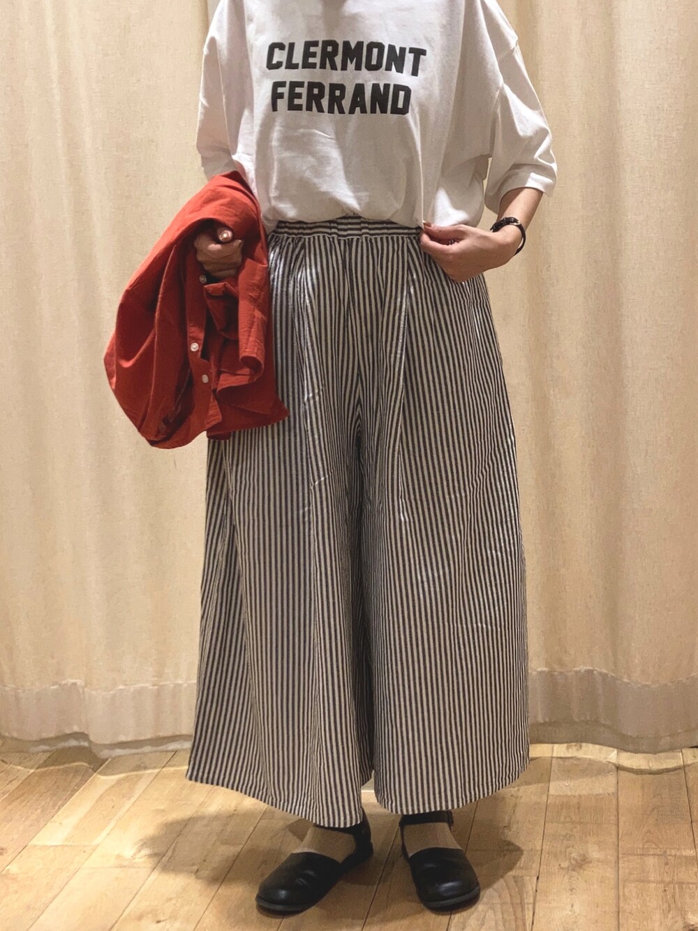 レッド系のシャツ/ブラウス、ホワイト系のTシャツ/カットソー、ブラック系のパンツを着用したレディースの春コーディネートの4枚目の写真