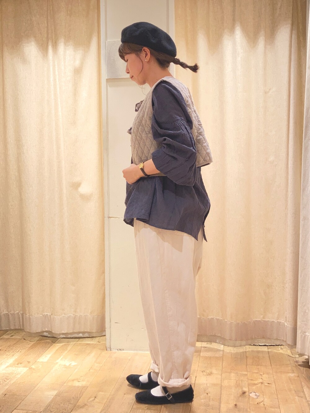 ベージュ系のベスト、ブラック系のシャツ/ブラウス、ホワイト系のその他パンツを着用したレディースの秋コーディネートの2枚目の写真