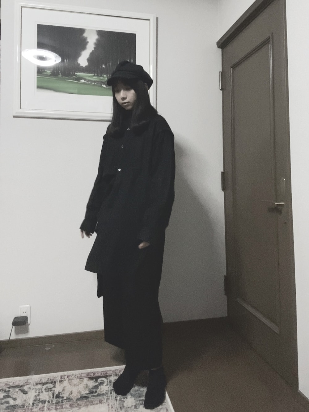 ブラック系のパンツ、ブラック系のシャツ/ブラウスを着用したレディースの冬コーディネートの2枚目の写真