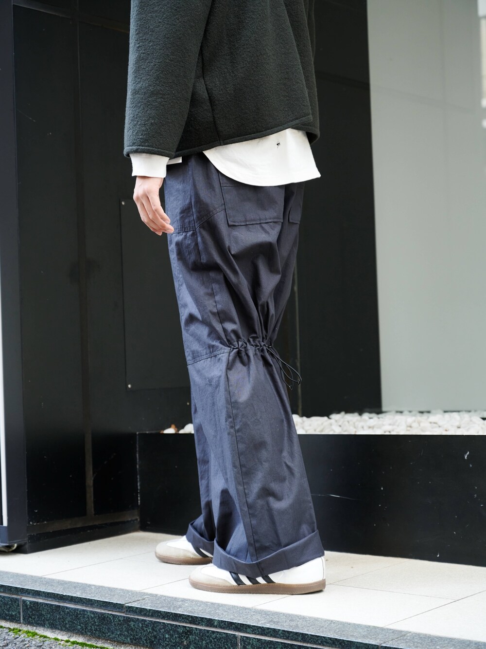 ブラック系のその他パンツを着用したメンズの秋コーディネートの5枚目の写真