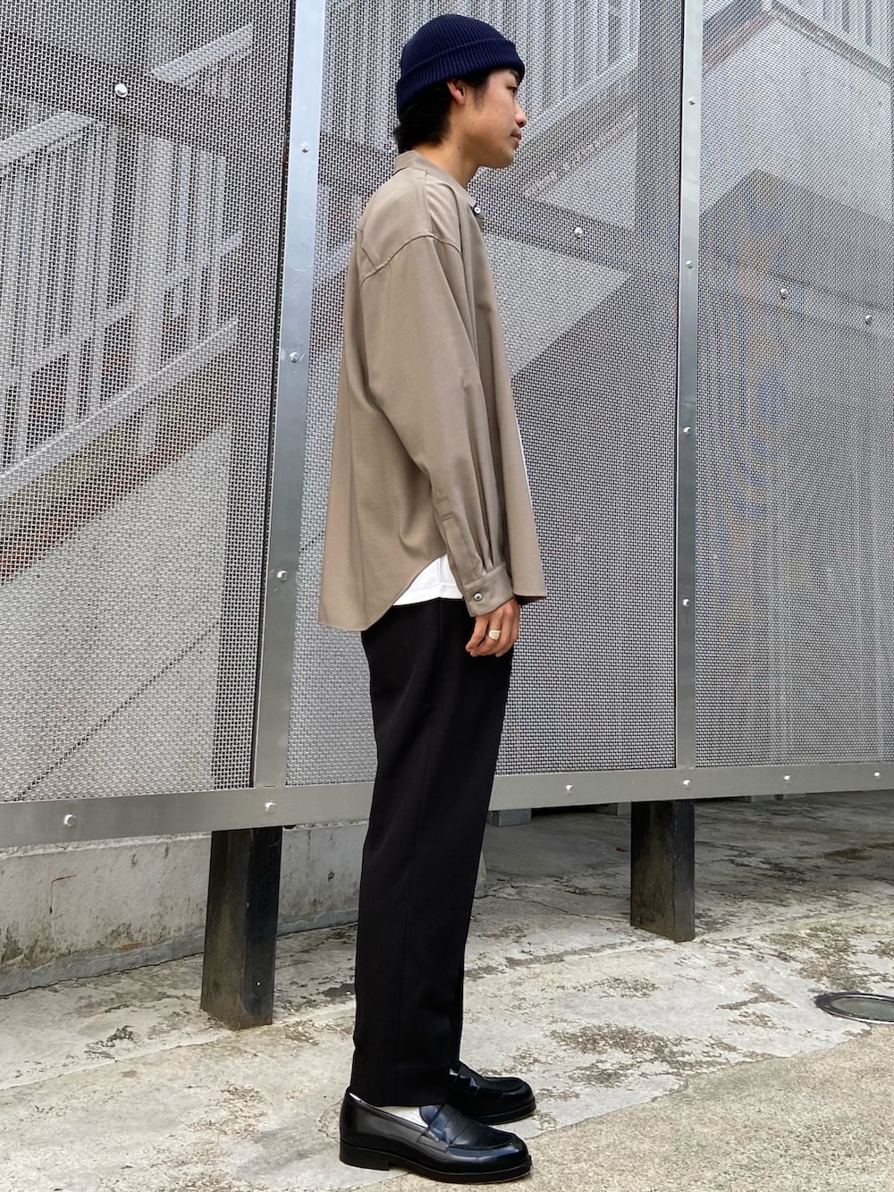 ブラウン系のシャツ/ブラウス、ブラック系のスラックスを着用したメンズの春コーディネートの2枚目の写真