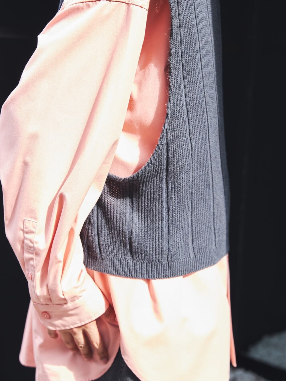 グレー系のベストを着用したメンズの秋コーディネートの5枚目の写真