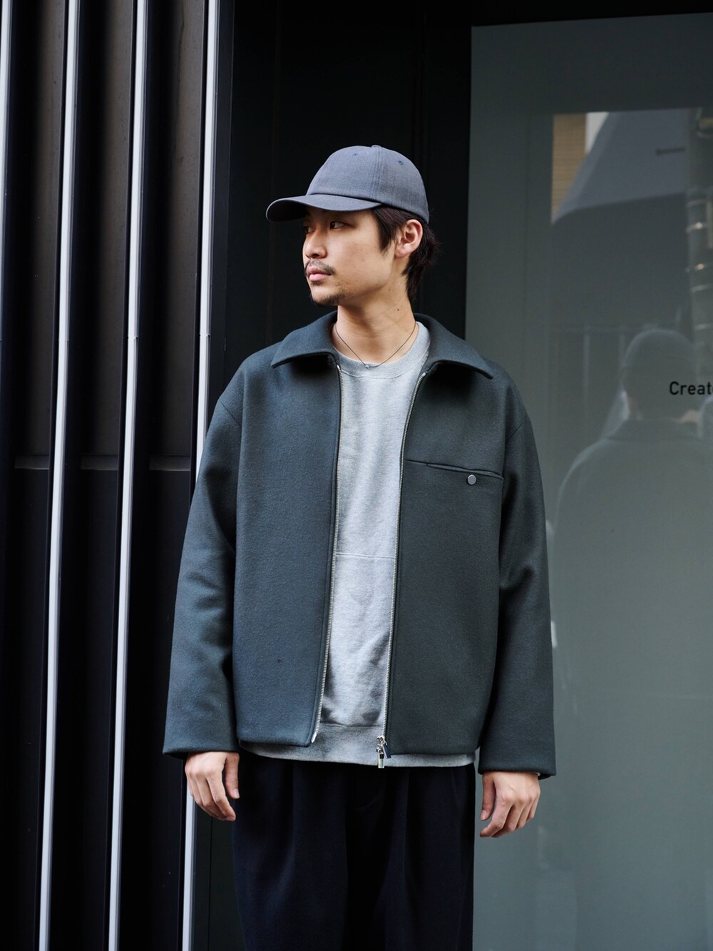 グリーン系のブルゾンを着用したメンズの冬コーディネートの4枚目の写真