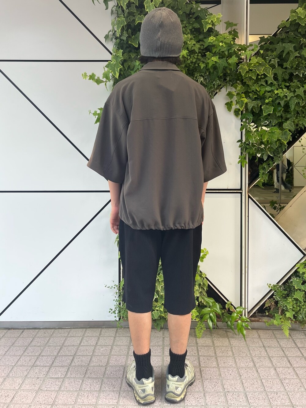 グリーン系のシャツ/ブラウスを着用したメンズの春コーディネートの3枚目の写真