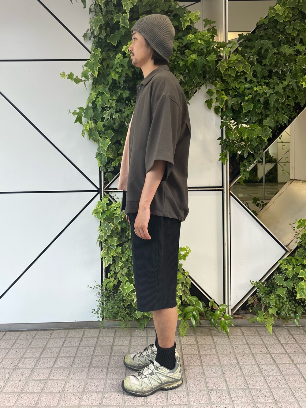 グリーン系のシャツ/ブラウスを着用したメンズの春コーディネートの2枚目の写真