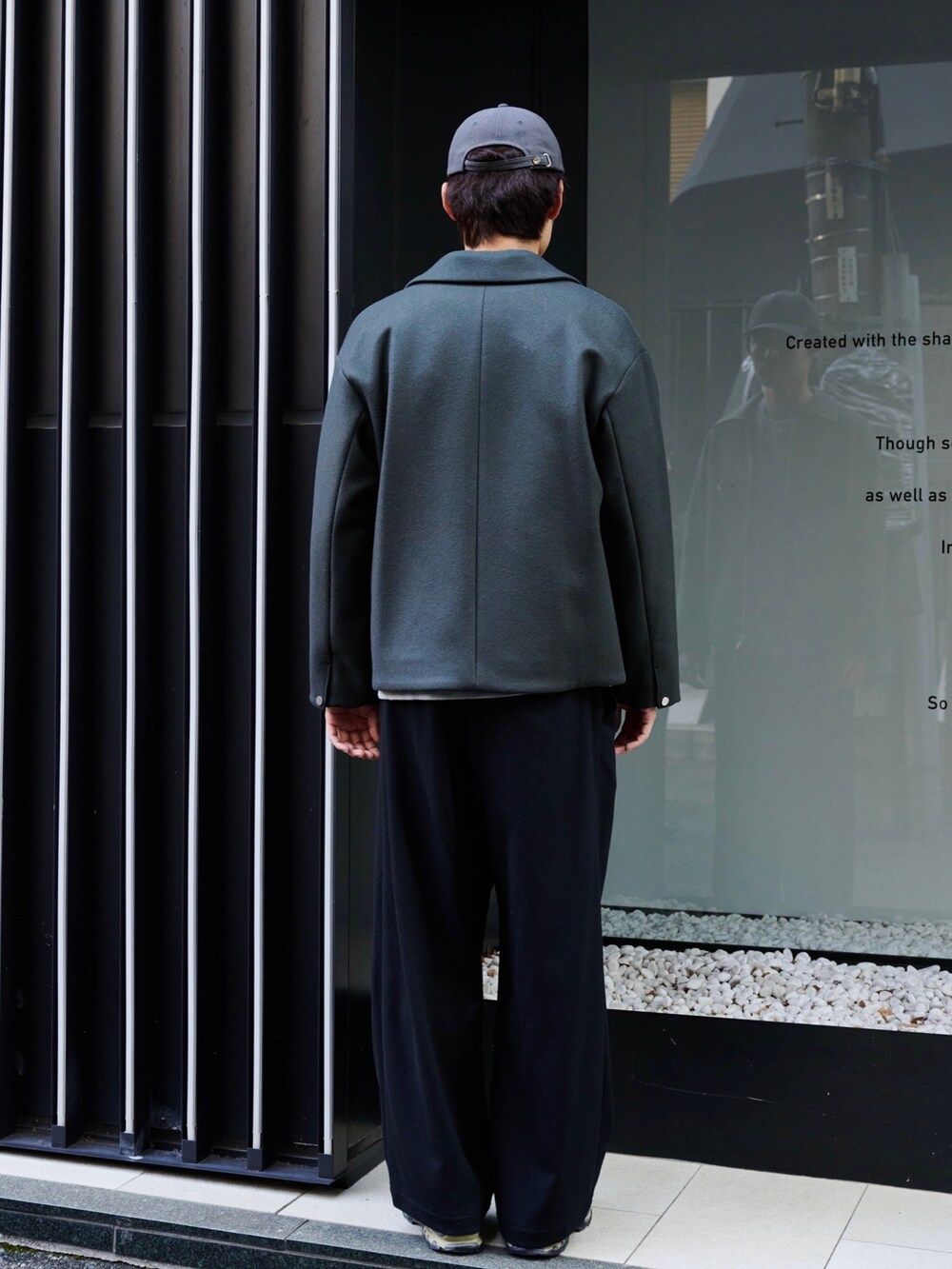 グリーン系のブルゾンを着用したメンズの冬コーディネートの3枚目の写真