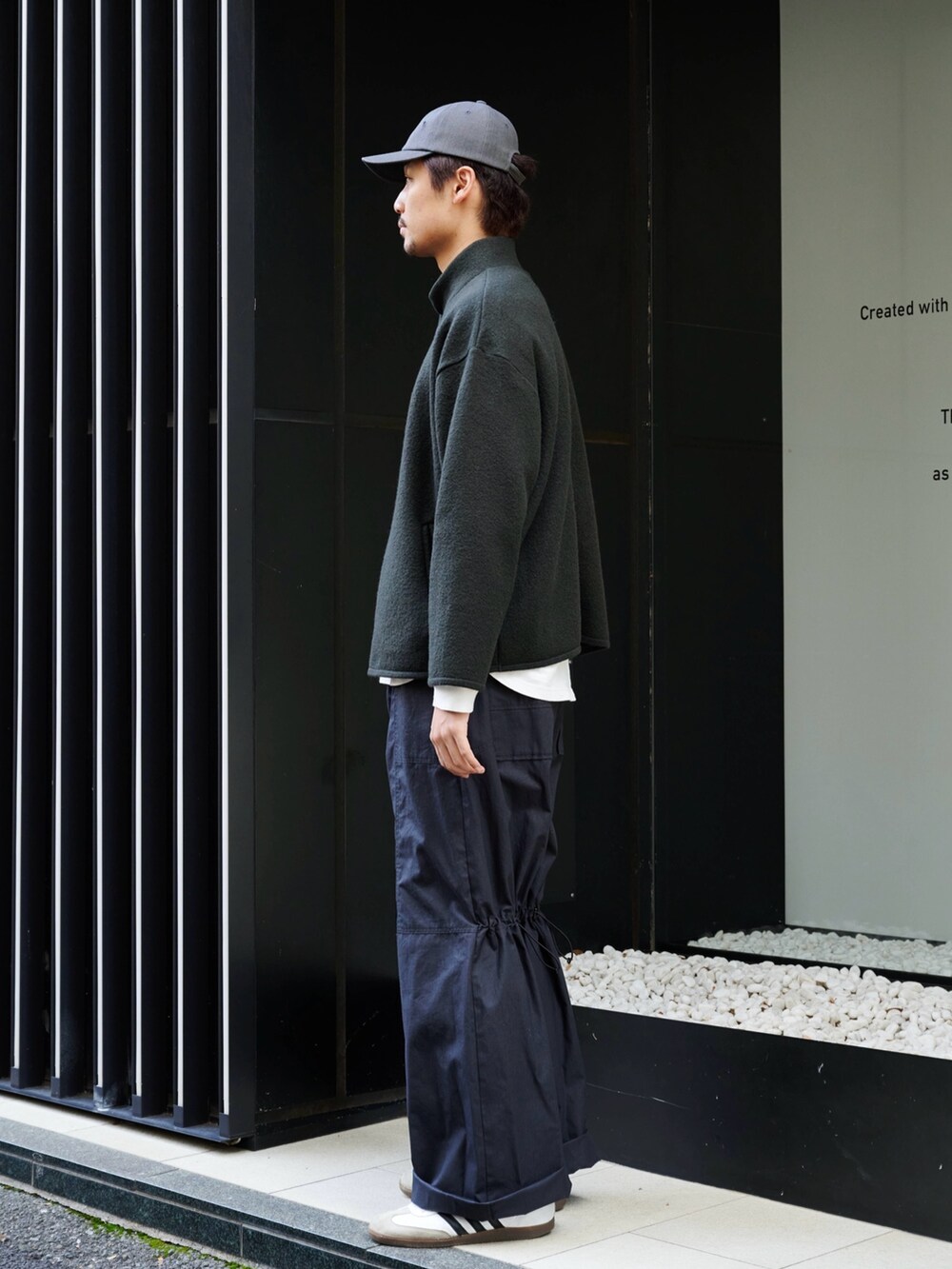 ブラック系のその他パンツを着用したメンズの秋コーディネートの2枚目の写真