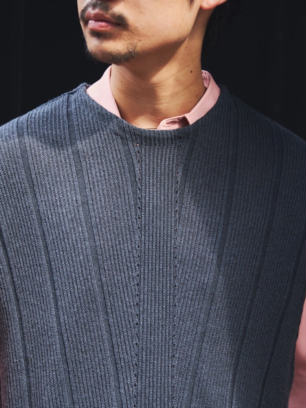 グレー系のベストを着用したメンズの秋コーディネートの4枚目の写真