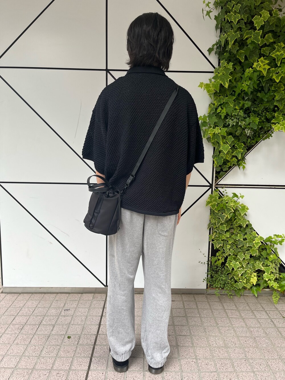 ブラック系のニット/セーターを着用したメンズの春コーディネートの3枚目の写真