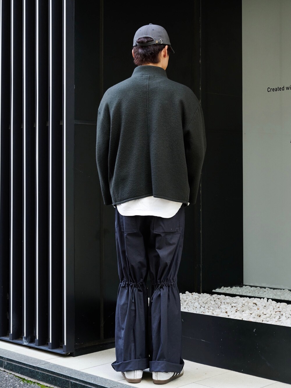 ブラック系のその他パンツを着用したメンズの秋コーディネートの3枚目の写真