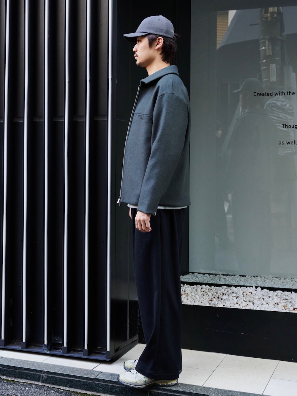 グリーン系のブルゾンを着用したメンズの冬コーディネートの2枚目の写真