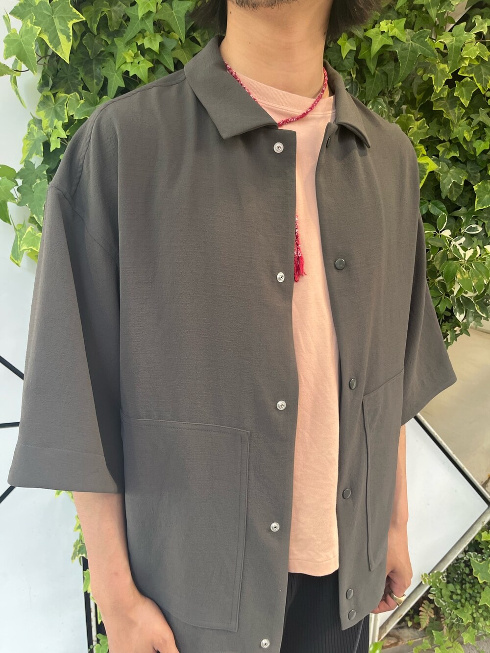 グリーン系のシャツ/ブラウスを着用したメンズの春コーディネートの4枚目の写真