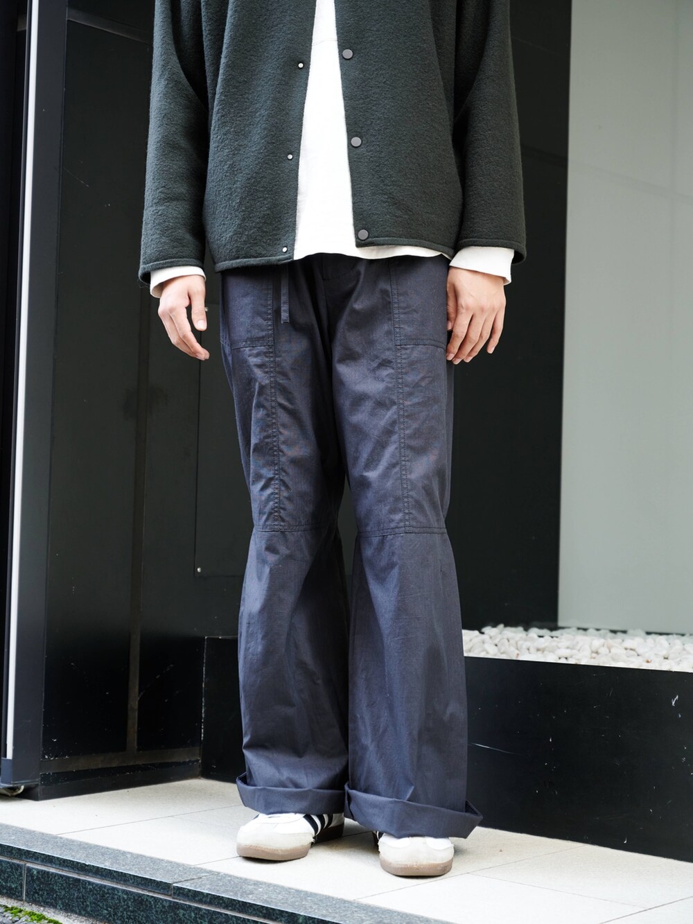 ブラック系のその他パンツを着用したメンズの秋コーディネートの4枚目の写真