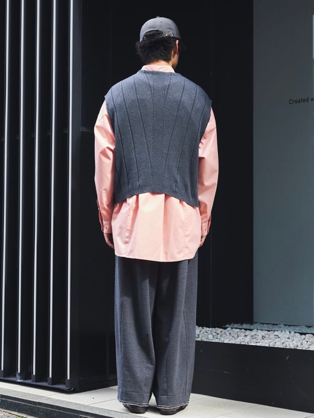 グレー系のベストを着用したメンズの秋コーディネートの3枚目の写真