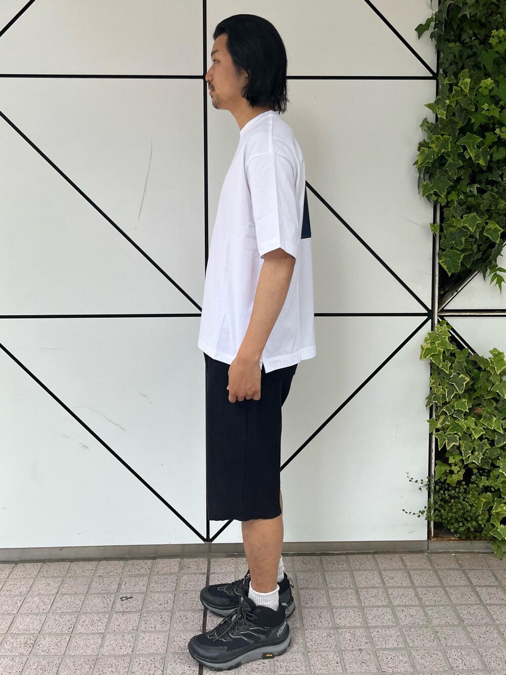 ホワイト系のTシャツ/カットソーを着用したメンズの春コーディネートの2枚目の写真