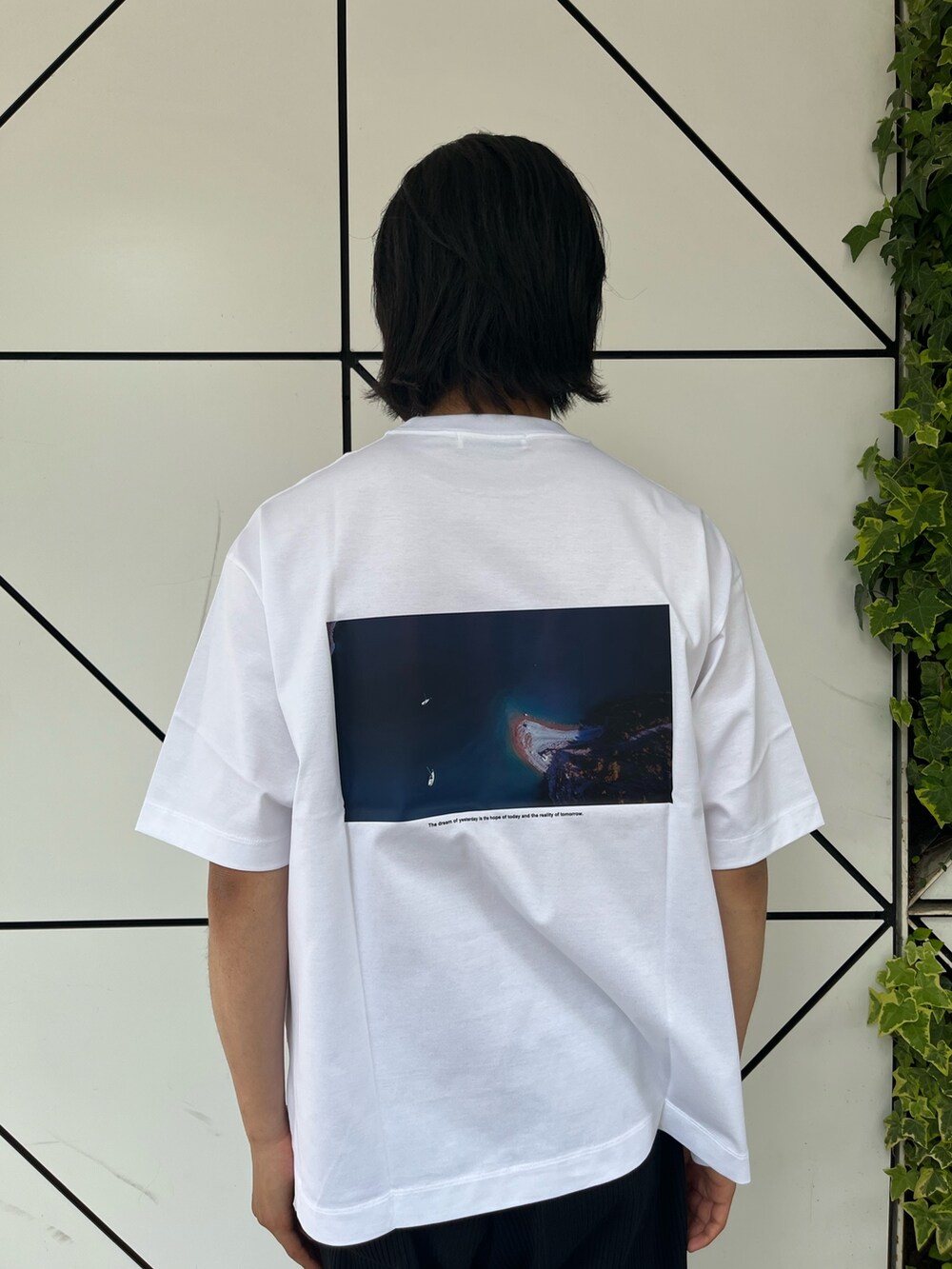 ホワイト系のTシャツ/カットソーを着用したメンズの春コーディネートの4枚目の写真