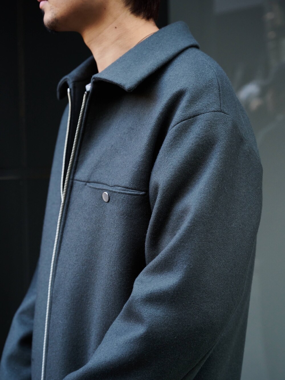 グリーン系のブルゾンを着用したメンズの冬コーディネートの5枚目の写真