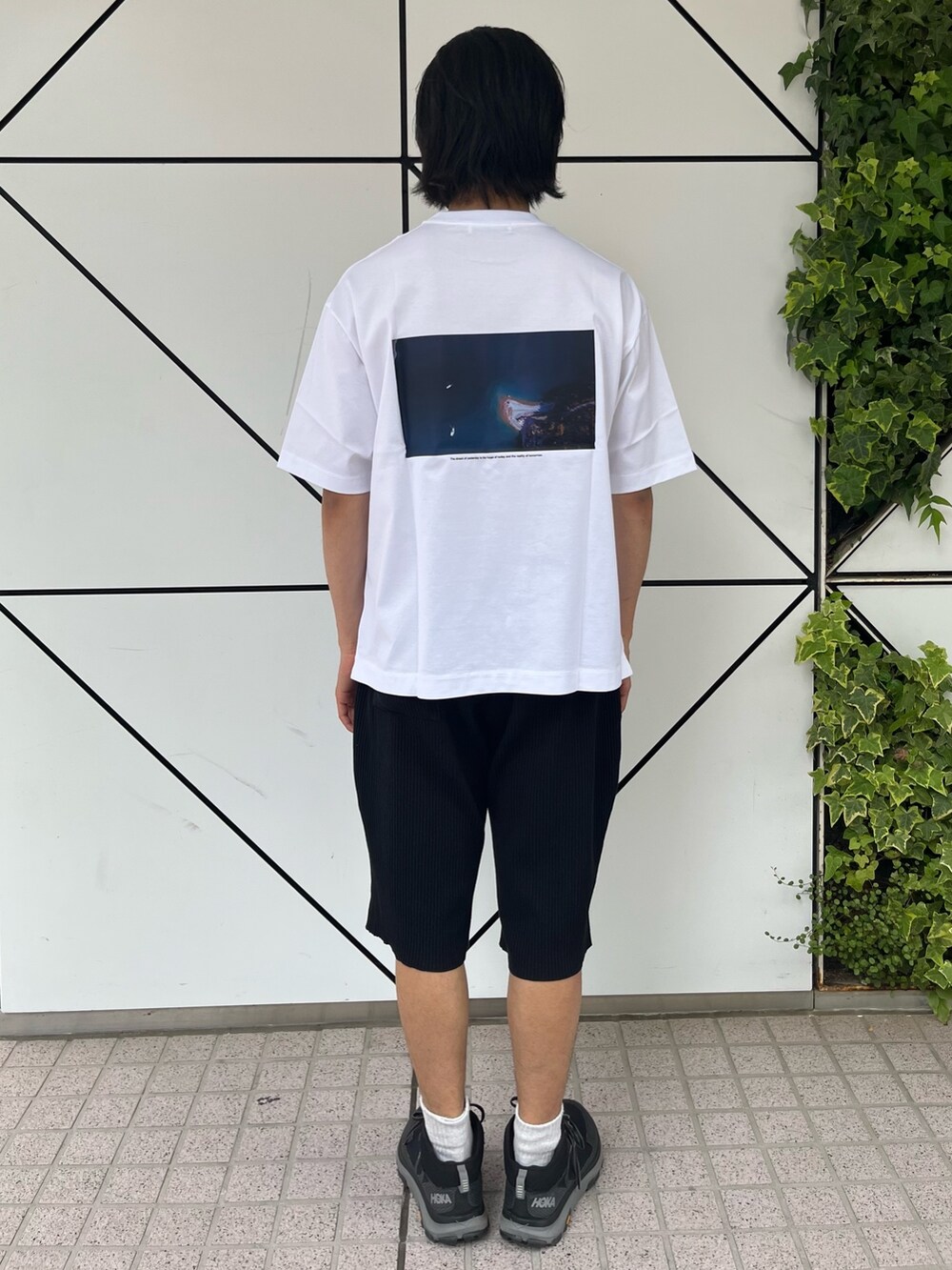 ホワイト系のTシャツ/カットソーを着用したメンズの春コーディネートの3枚目の写真