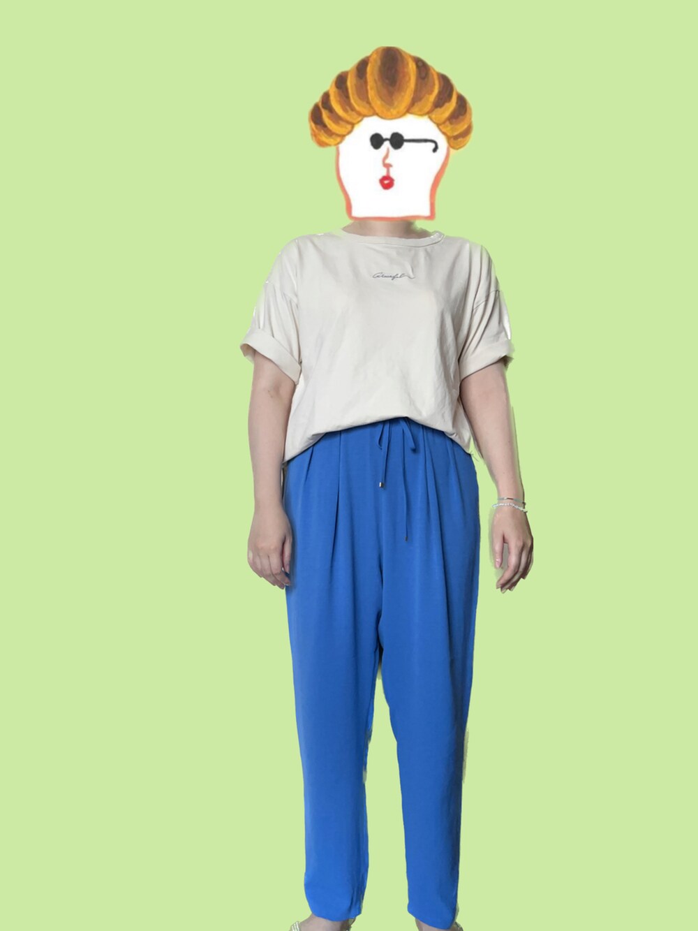 ベージュ系のTシャツ/カットソー、ブルー系のその他パンツを着用したレディースの夏コーディネートの2枚目の写真