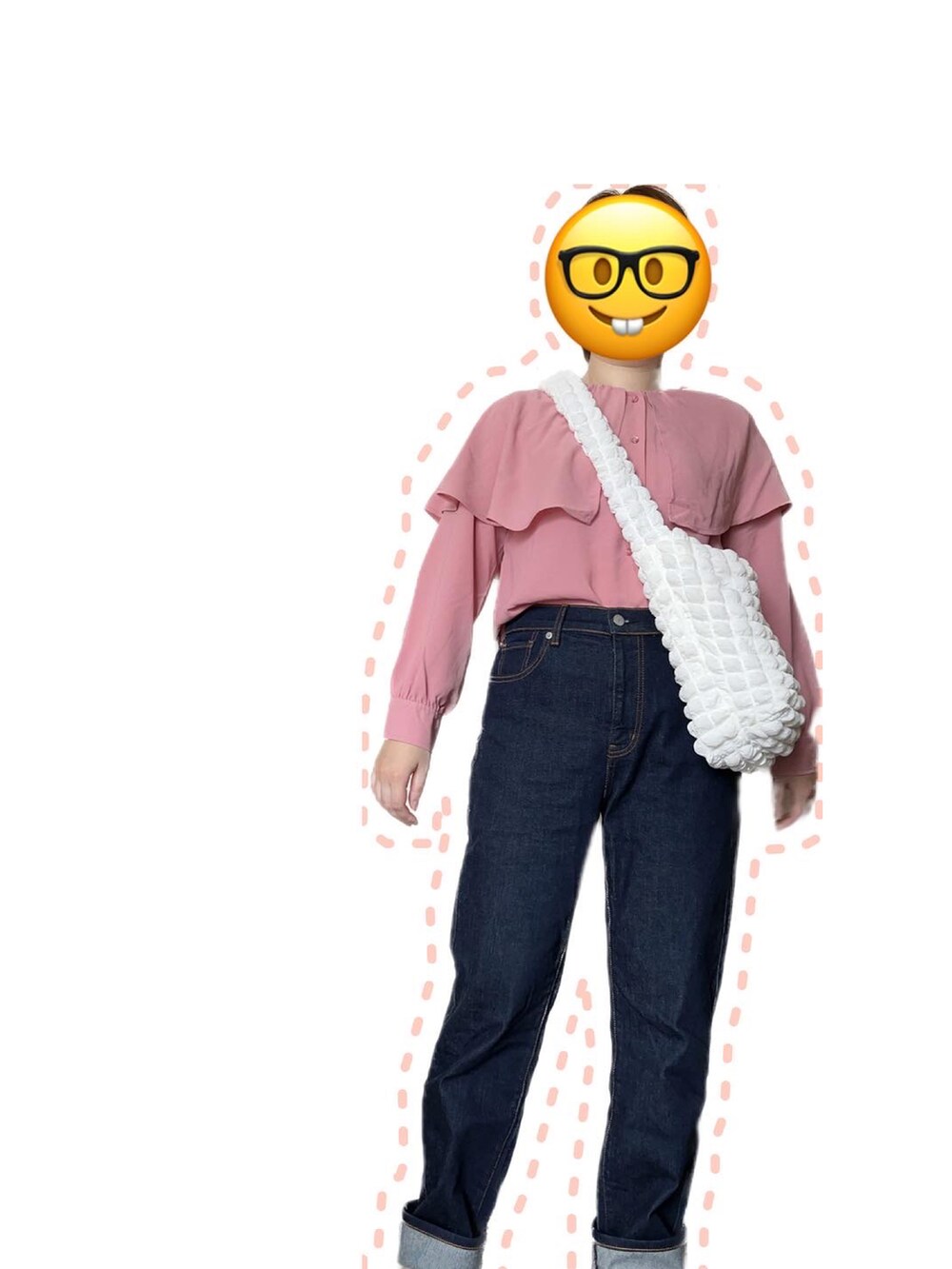 ピンク系のシャツ/ブラウス、ブルー系のデニムパンツを着用したレディースの春コーディネートの2枚目の写真