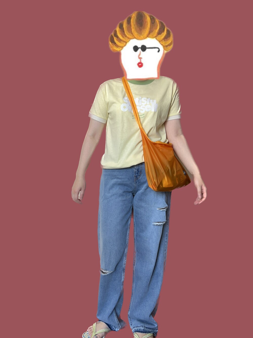 イエロー系のTシャツ/カットソー、ブルー系のデニムパンツを着用したレディースの夏コーディネートの2枚目の写真