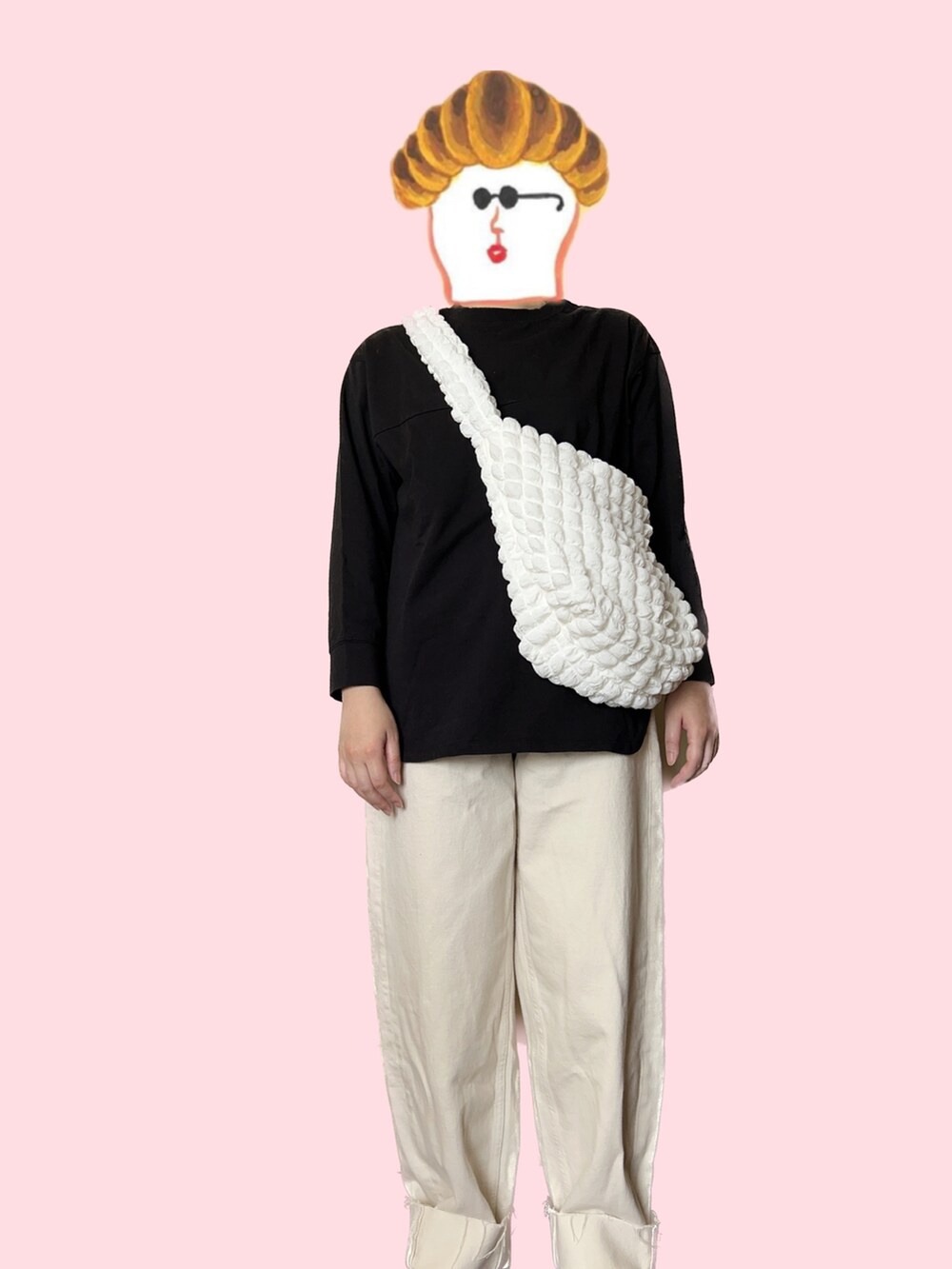 ブラック系のTシャツ/カットソー、ホワイト系のデニムパンツを着用したレディースの夏コーディネートの2枚目の写真