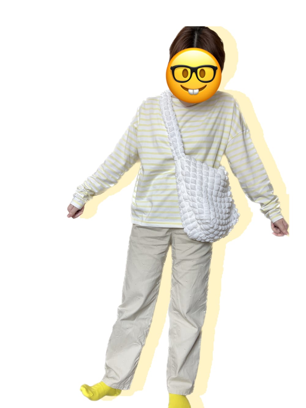 イエロー系のTシャツ/カットソー、ベージュ系のその他パンツを着用したレディースの春コーディネートの2枚目の写真