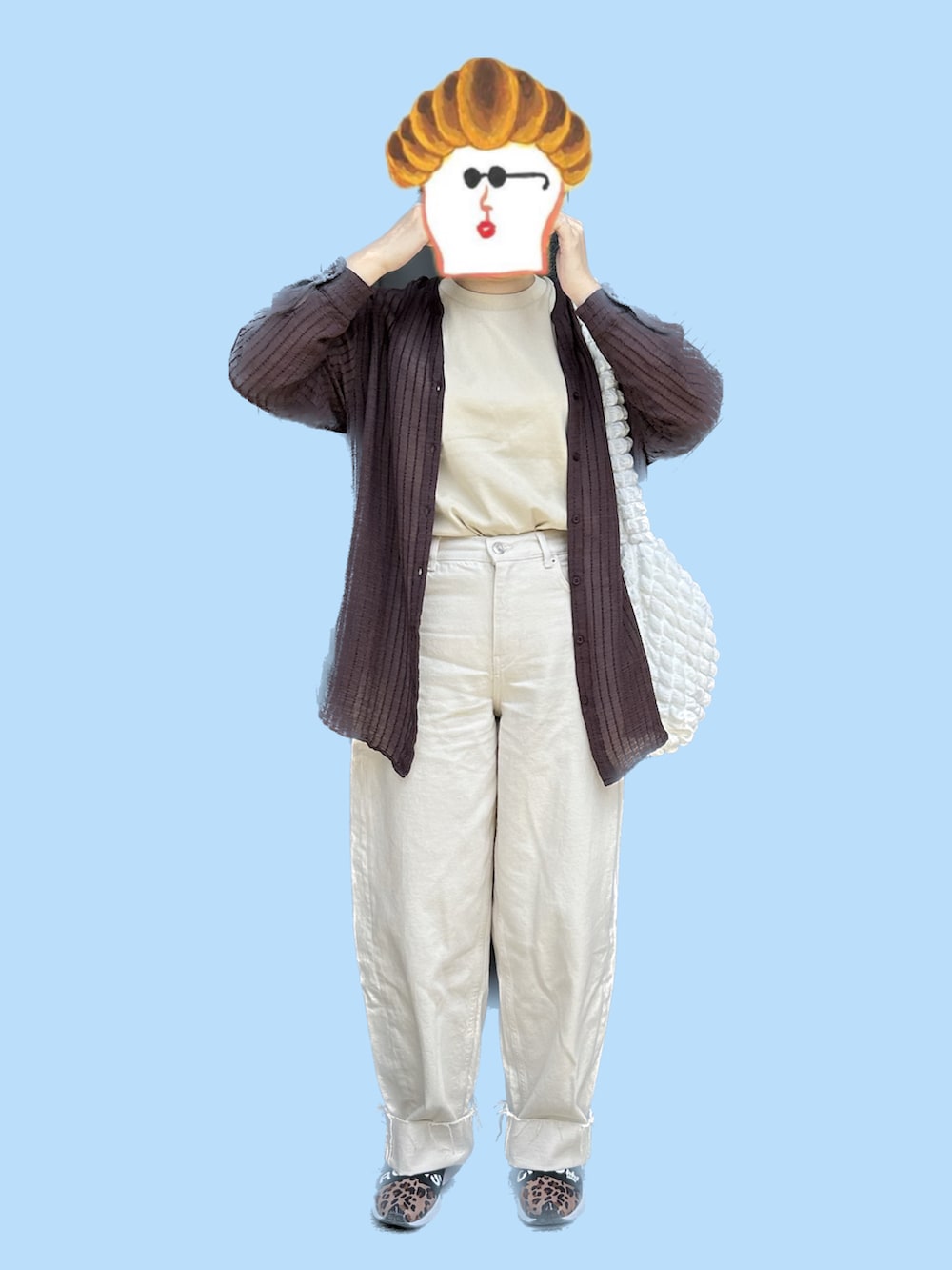 ブラウン系のシャツ/ブラウス、ホワイト系のデニムパンツ、ベージュ系のTシャツ/カットソーを着用したレディースの春コーディネートの2枚目の写真