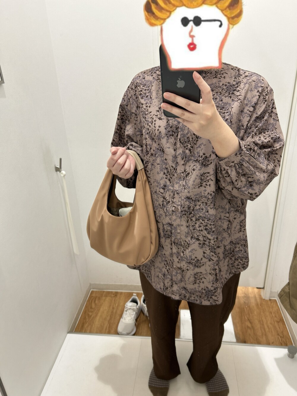 ピンク系のシャツ/ブラウス、ブラウン系のその他パンツを着用したレディースの秋コーディネートの2枚目の写真