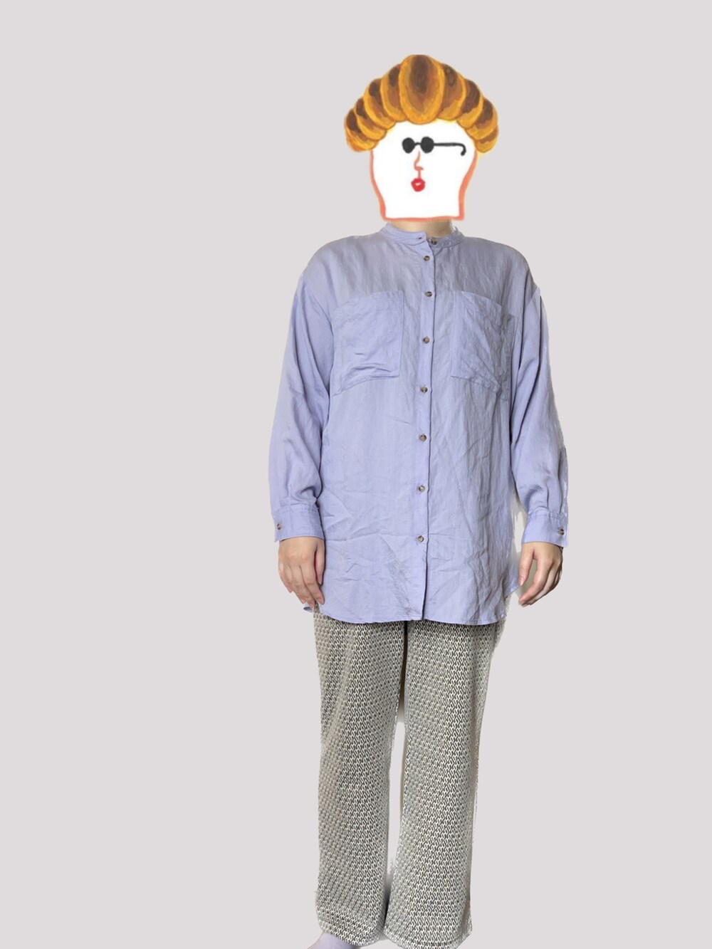 パープル系のシャツ/ブラウス、ブラック系のその他パンツを着用したレディースの夏コーディネートの2枚目の写真