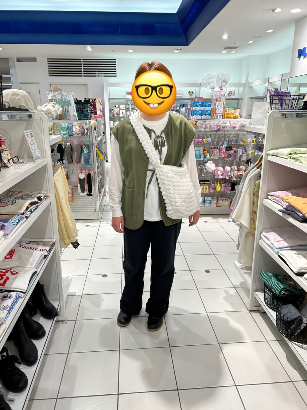 ホワイト系のTシャツ/カットソー、グリーン系のベスト、グレー系のデニムパンツを着用したレディースの春コーディネートの2枚目の写真