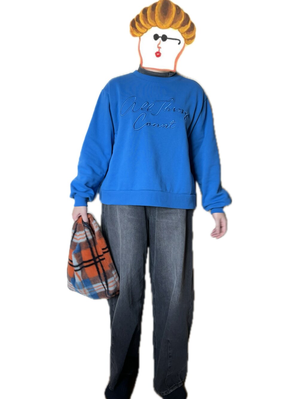 ブルー系のスウェット、ブラック系のデニムパンツを着用したレディースの冬コーディネートの2枚目の写真