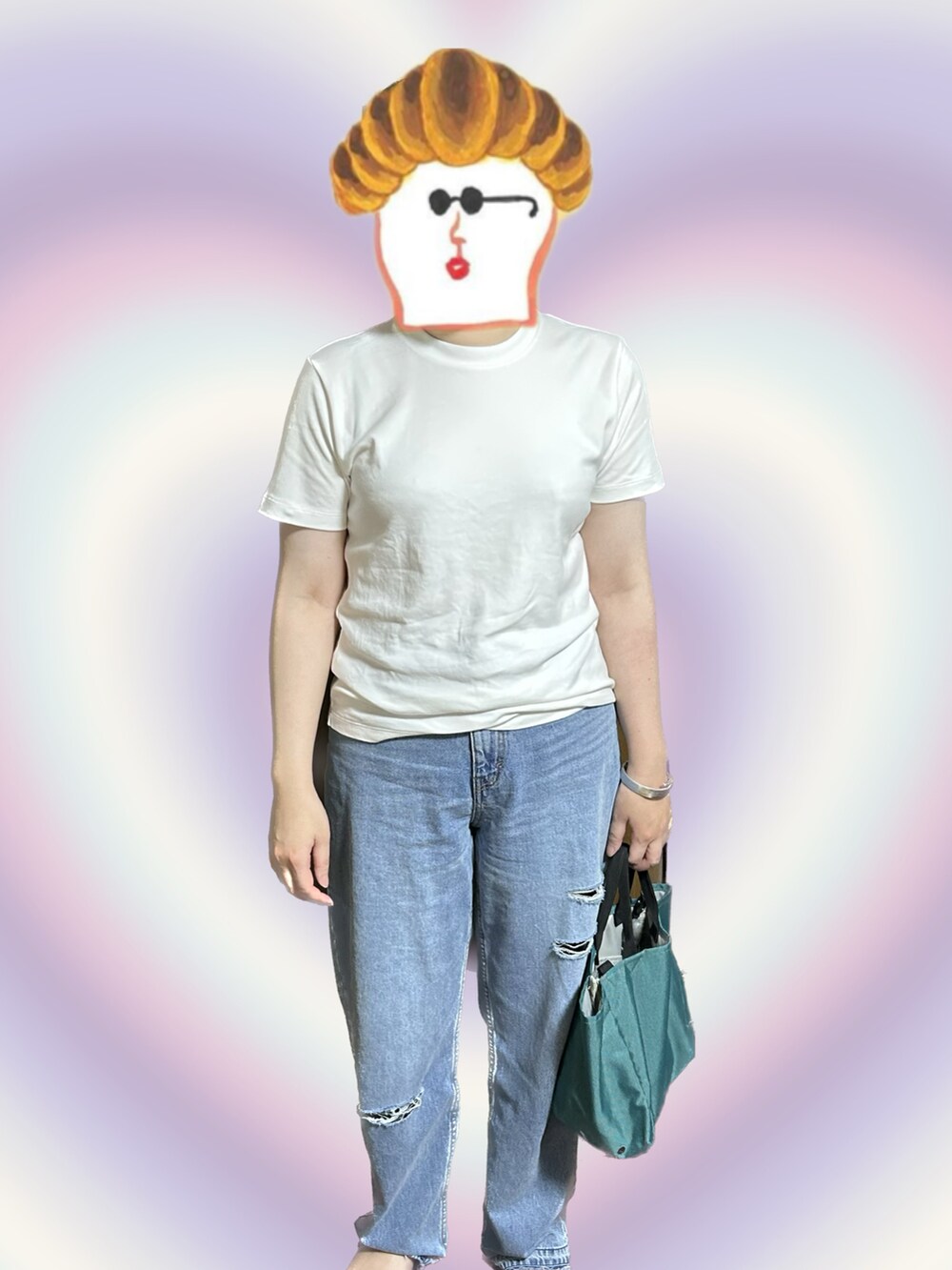 ブルー系のデニムパンツを着用したレディースの夏コーディネートの2枚目の写真