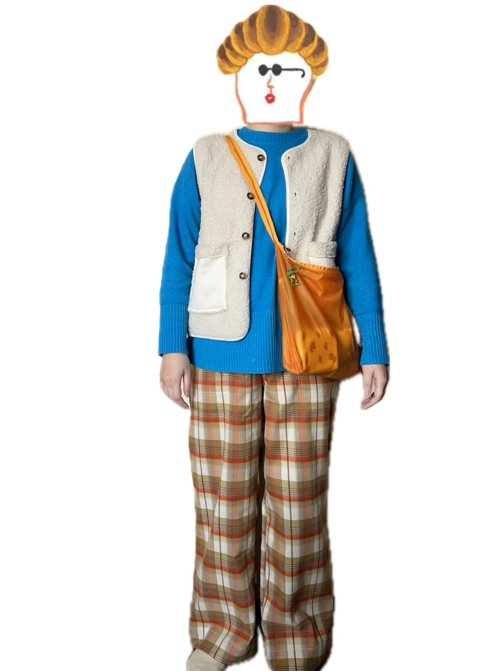 ブルー系のニット/セーター、ホワイト系のその他パンツを着用したレディースの春コーディネートの2枚目の写真