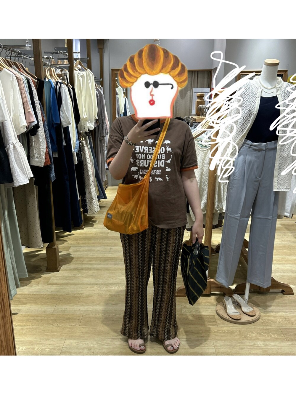 ブラウン系のTシャツ/カットソー、ブラウン系のその他パンツを着用したレディースの夏コーディネートの2枚目の写真