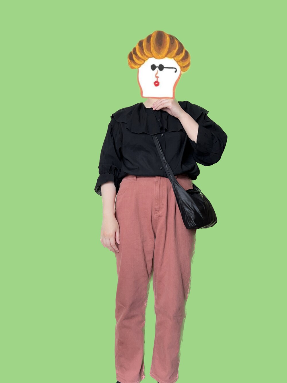 ブラック系のシャツ/ブラウス、ピンク系のパンツを着用したレディースの夏コーディネートの2枚目の写真