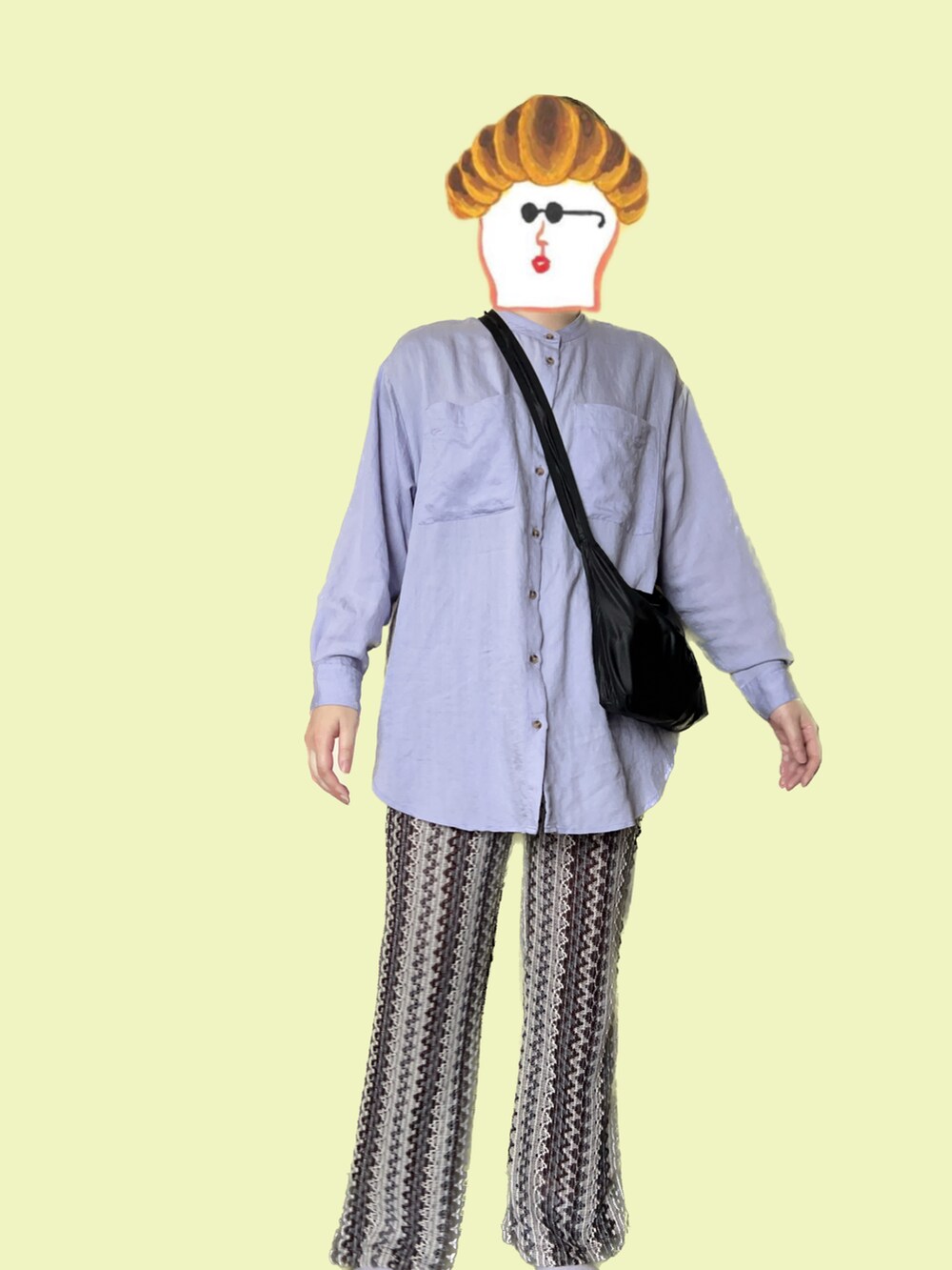 パープル系のシャツ/ブラウス、グレー系のその他パンツを着用したレディースの春コーディネートの2枚目の写真