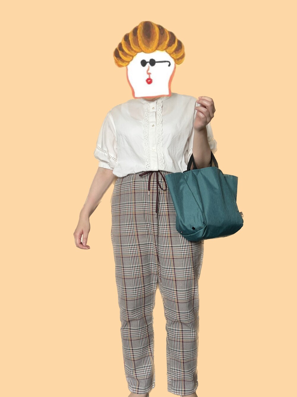 ホワイト系のシャツ/ブラウス、ベージュ系のその他パンツを着用したレディースの夏コーディネートの2枚目の写真