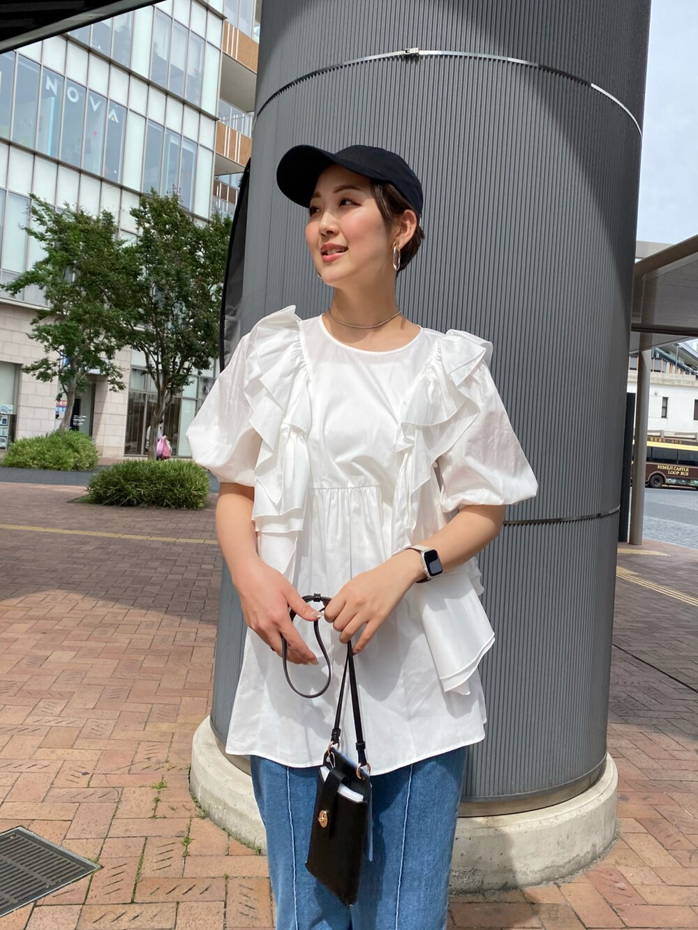 ホワイト系のシャツ/ブラウス、ブルー系のデニムパンツ、ブラック系のその他シューズを着用したレディースの夏コーディネートの2枚目の写真