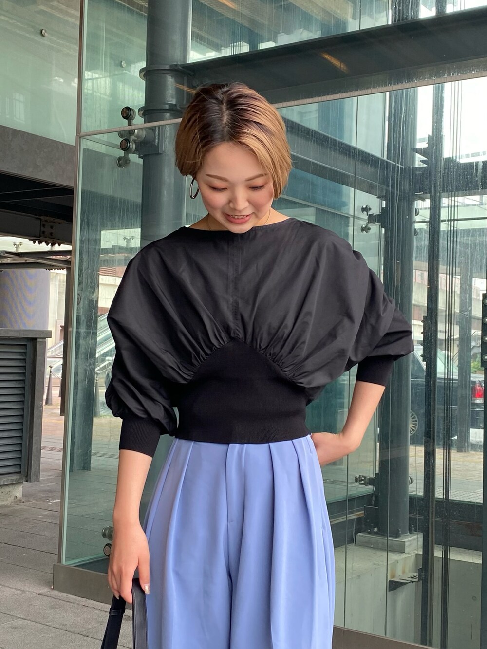 ブラック系のシャツ/ブラウス、ブルー系のその他パンツ、ブラック系のサンダルを着用したレディースの夏コーディネートの2枚目の写真
