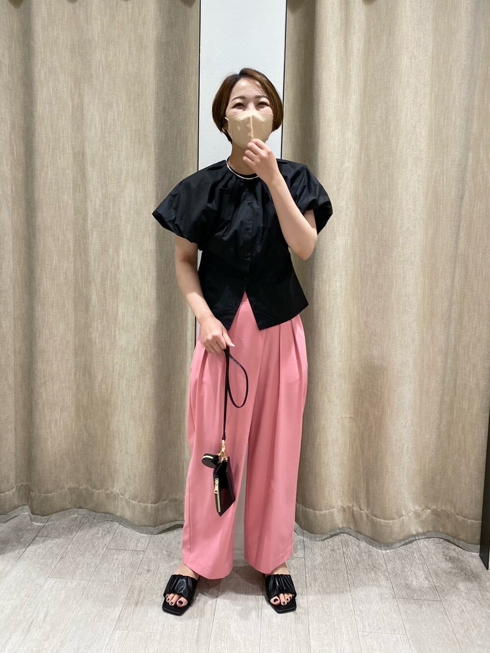 ブラック系のシャツ/ブラウス、ピンク系のその他パンツ、ブラック系のサンダルを着用したレディースの春コーディネートの2枚目の写真