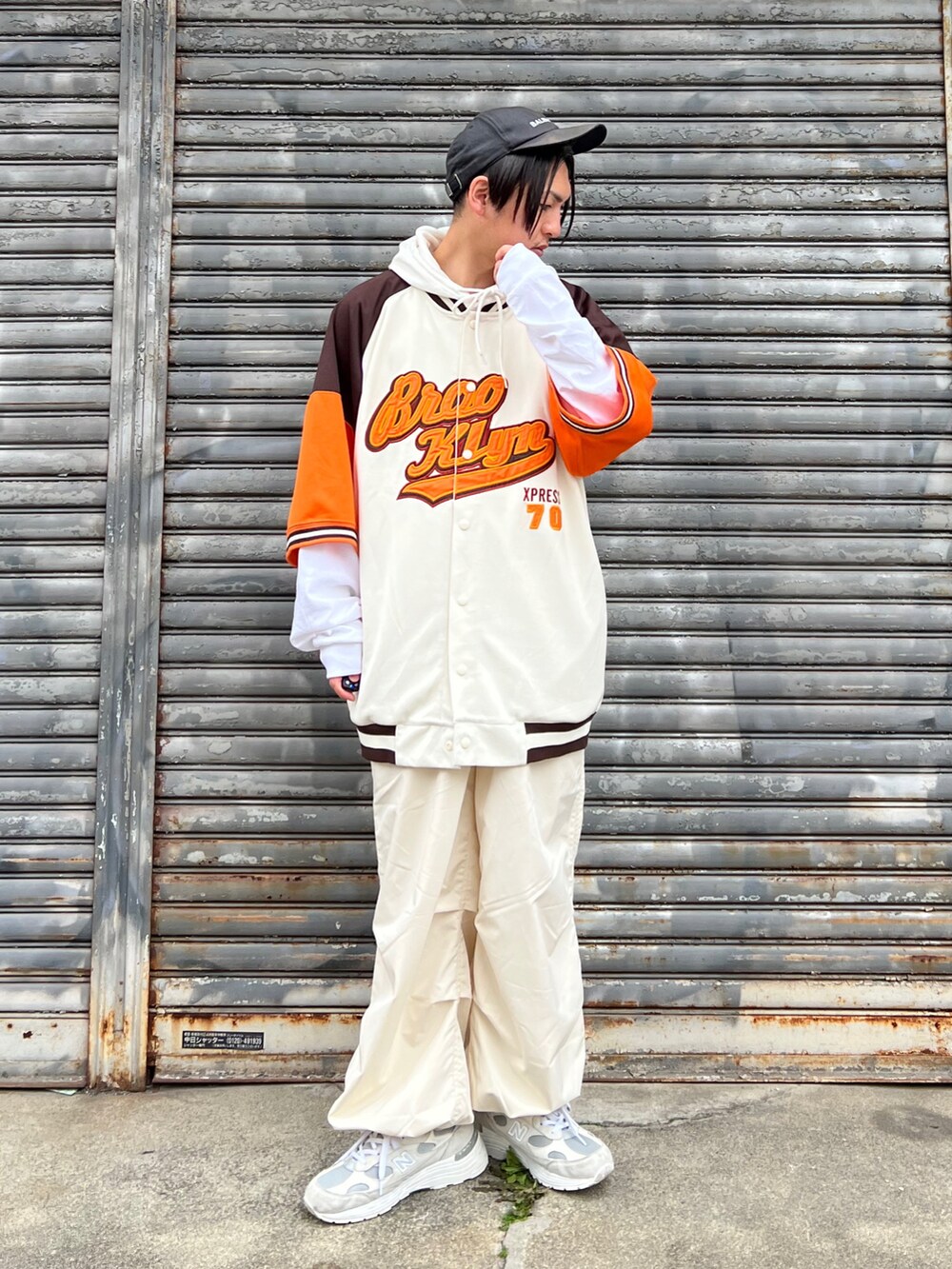 「古着、古着MIX、パーカー、レイヤードスタイル、スノーパンツ、キャップ、ストリート、ロンT、プチプラ、白スニーカー、厚底シューズ、淡色コーデ、ビッグシルエット、fredyandgloster、gloster」|「GLOSTERの【待望の新色追加!!】ミリタリースノーカモ バルーンパンツ(その他パンツ、ホワイト系)」を使った、 松波 侑亮さん(メンズ・164cm)の春コーディネートの2枚目の写真