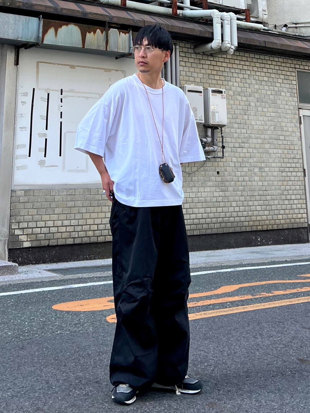 「エドウィン、edwinjapan、edwin」｜「EDWINの【WEB限定】EDWIN STEPMARK スノーワイドオーバーパンツ（カーゴパンツ、ブラック系）」を使った、 松波 侑亮さん（メンズ・164cm）の夏コーディネートの2枚目の写真