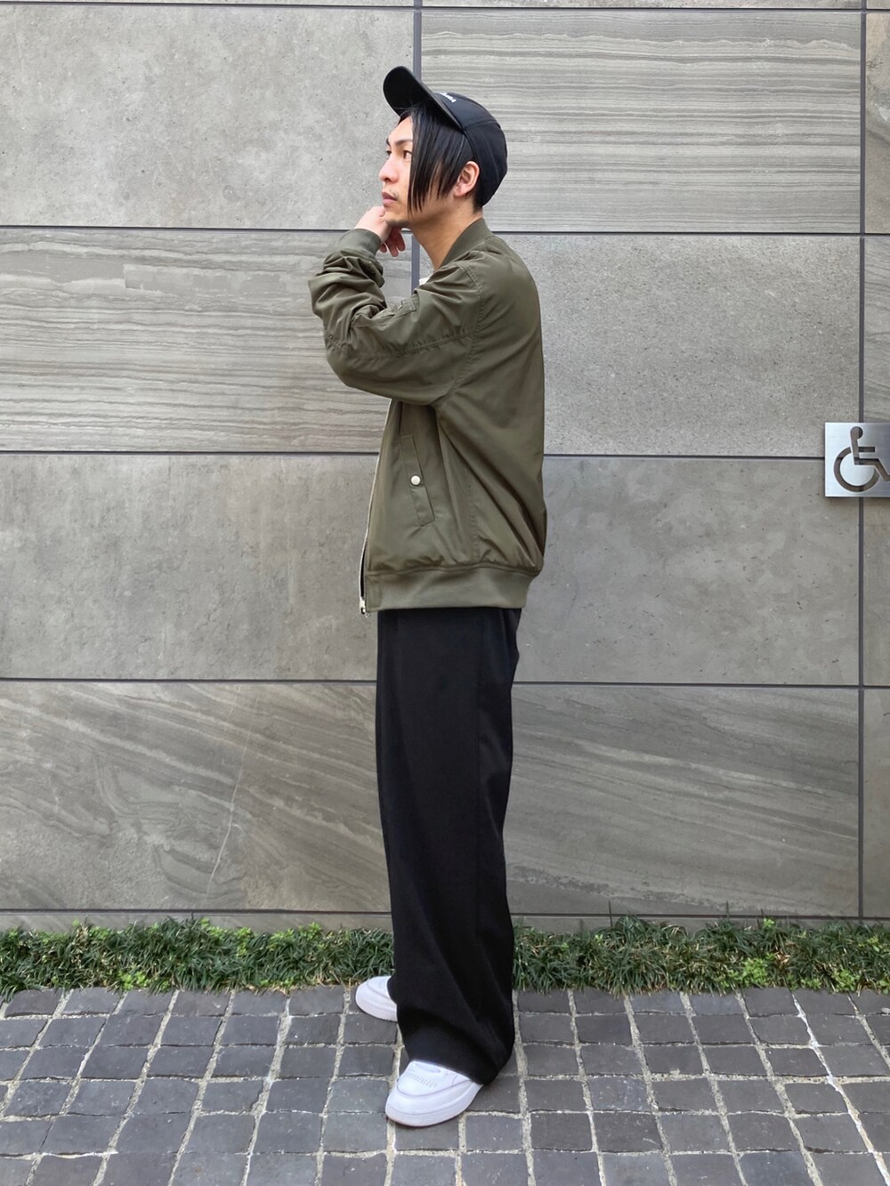 「SonnyLabel、サニーレーベル、MA-1、ミリタリージャケット、タックイン、ワイドパンツ、シンプルコーデ、キャップ、白スニーカー、オーバーサイズ、ビッグシルエット、ストリート、春コーデ、スラックス」｜「URBAN RESEARCH Sonny Labelの【撥水】リバーシブルMA-1（MA-1、グリーン系）」を使った、 松波 侑亮さん（メンズ・164cm）の春コーディネートの2枚目の写真