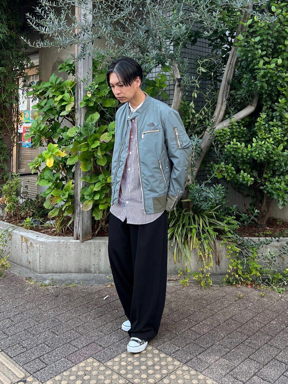 「スラックス、きれいめカジュアル、ミリタリー、スニーカー、レイヤードスタイル、私の推しブランド」|「JUNYA WATANABE MANの〈THE NORTH FACE 〉 Wネーム GORE-TEX INFINIUM ライダースジャケット(ライダースジャケット、グリーン系)」を使った、 松波 侑亮さん(メンズ・164cm)の冬コーディネートの2枚目の写真