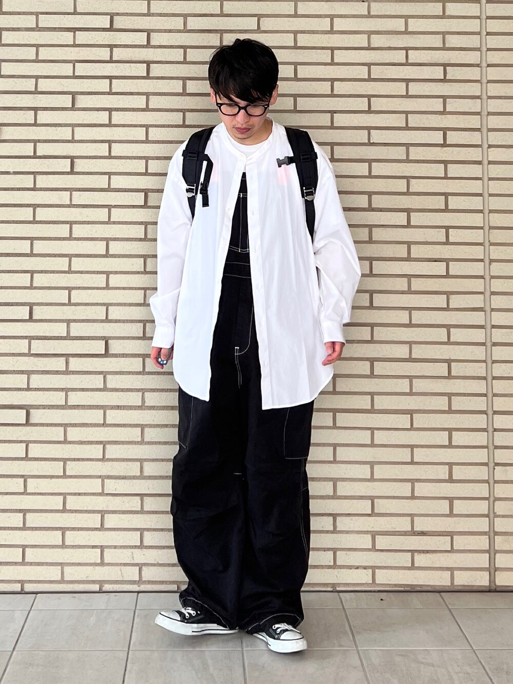 「edwinjapan、エドウィン、edwin」|「EDWINの【WEB限定】STEP MARK バルーンオーバーオール サロペット ビブ カーゴ(サロペット/オーバーオール、ブラック系)」を使った、 松波 侑亮さん(メンズ・164cm)の夏コーディネートの2枚目の写真