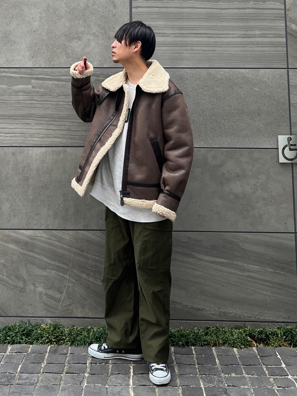 「alpha_industries_japan、alpha_industries、ALPHA、カーゴパンツ、スウェット、ロゴスウェット、古着MIX」｜「ALPHAのB-3ブルゾン/ボアブルゾン/フェイクムートン（ムートンコート、ブラウン系）」を使った、 松波 侑亮さん（メンズ・164cm）の冬コーディネートの3枚目の写真